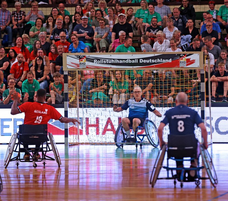 Spielszene mit Torwurf beim Rollstuhlhandball
