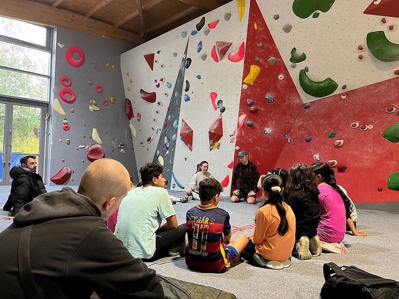 Kinder lernen klettern, um ihr Selbstvertrauen zu stärken!
