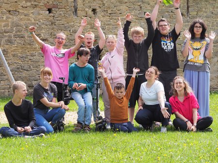 Kinder strecken die Arme in die Luft, Gruppenbild