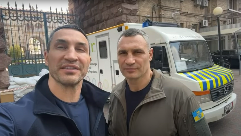 Die Brüder Klischko im kriegsgeschüttelten Kyiv bedanken sich herzlich für den gespendeten Rettungswagen