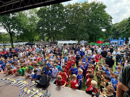 Zahlreiche Kinder, Jugendliche, Familien und Mitglieder verschiedener Fußballvereine kommen beim Familiensporttag des SV Rhenania Hamborn zusammen. Unter dem Motto „Gemeinsam geht besser“ stehen Fairplay, Respekt und Gemeinschaft im Mittelpunkt.