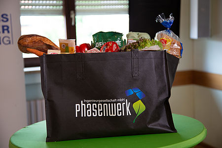 mit Lebensmittel abholbereite Seniorentüte