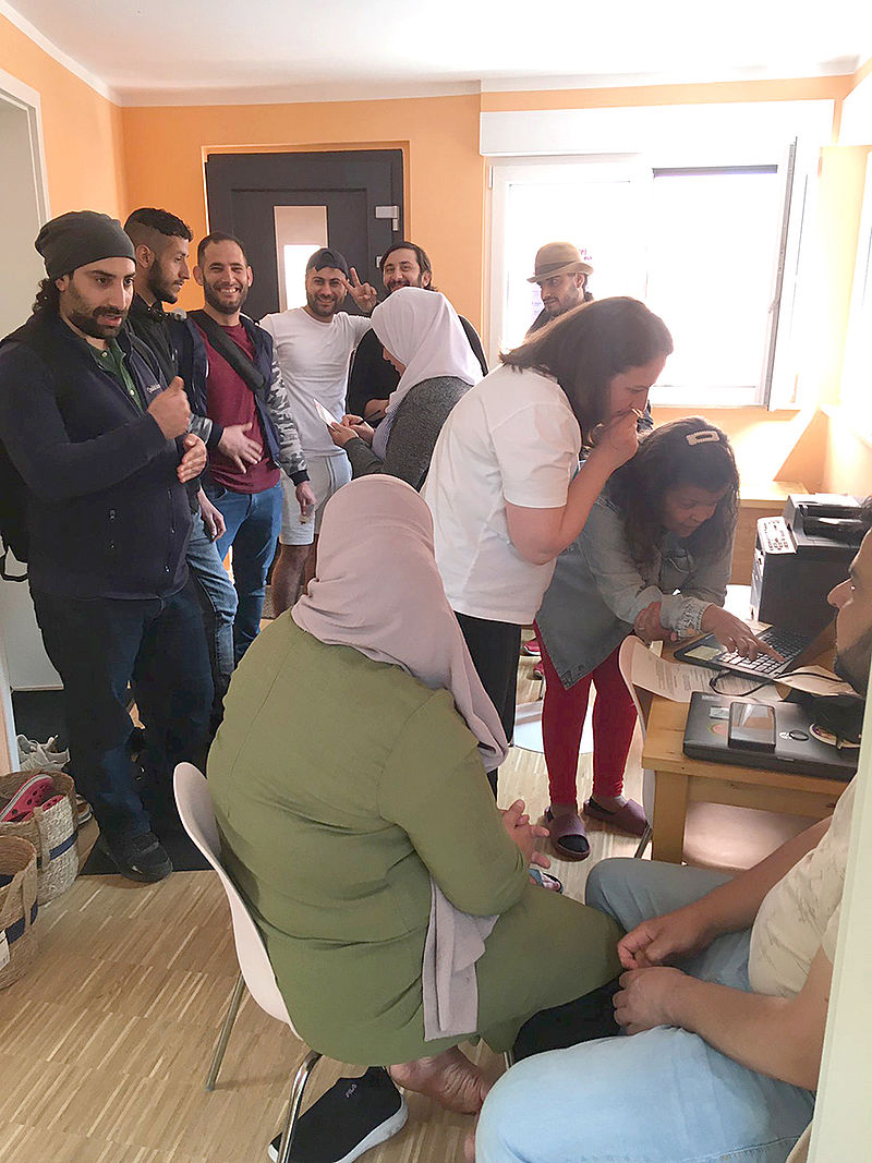 Im sogenannten Hilfebüro sind 6 Personen, die Untersütztung brauchen und lassen sich dort von 4 Mitarbeitenden beraten