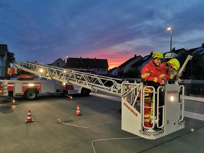 Auf der Drehleiter bei einem Besuch der freiwilligen Feuerwehr in Schwarzenbruck