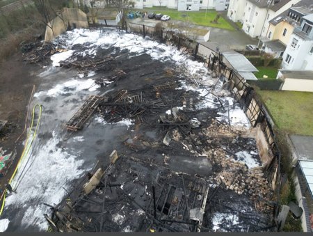 Luftbildaufnahme verbrannte Halle 