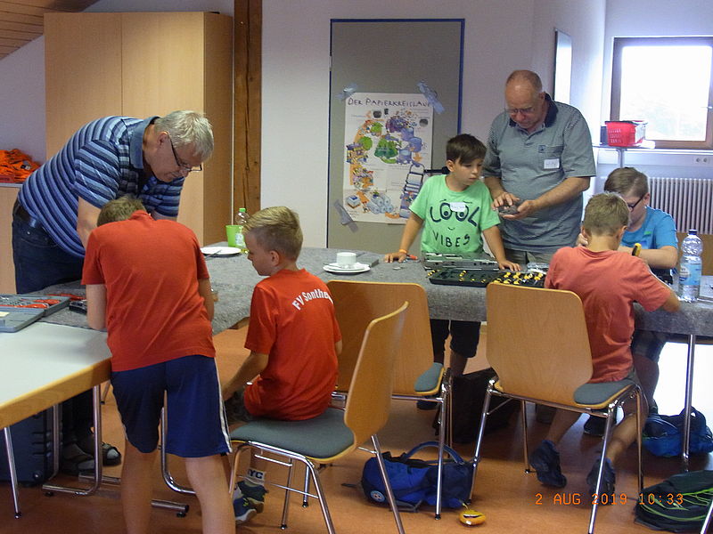 Schulkindern lernen im RepairCafé
