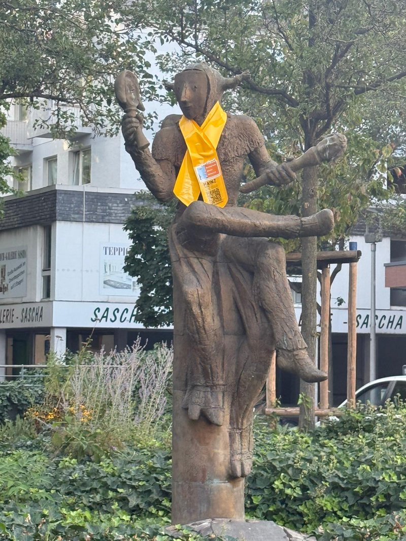 Mainzer Statue trägt goldene Schleife