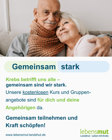 Älteres Paar sitzt eng umarmt auf einem Sofa. Die Grafik weist darauf hin, dass die kostenfreien Angebote von lebensmut Landshut e.V. Menschen mit Krebs und ihren Angehörigen offenstehen.