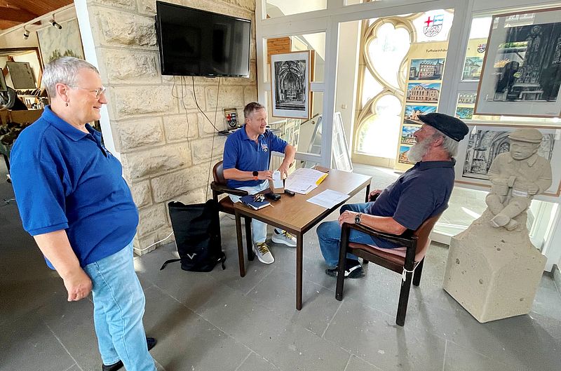 Heimatfreunde und Bewohner bei einem monatlichen Treffen zum Platt schwätze