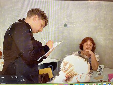 Schüler, der Bestellung aufnimmt