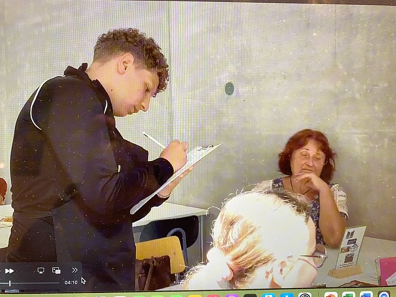 Schüler, der Bestellung aufnimmt