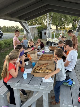 Kinder und Jugendliche treffen sich zum gemeinsamen Essen und Austausch.