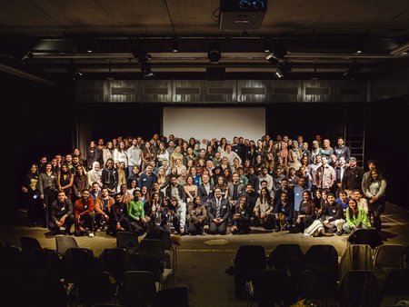 Großes Gruppenfoto der lächelnden Vereinsmitglieder.