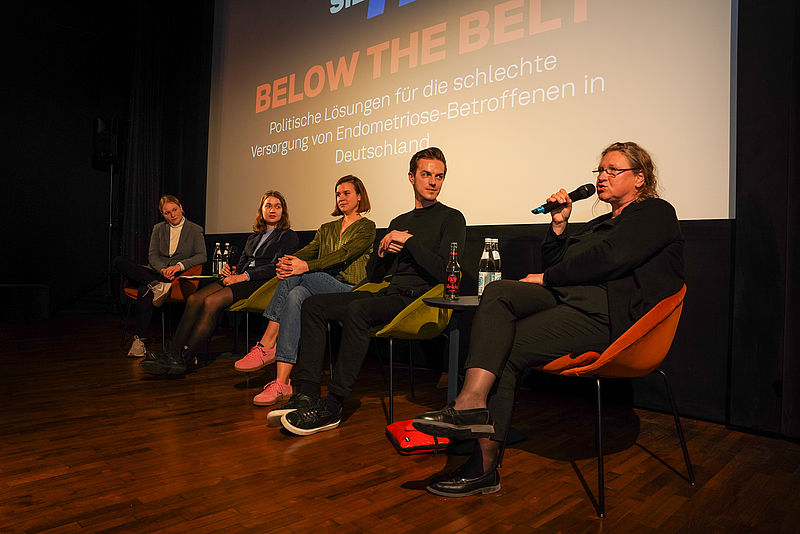 Übergabe der Petition #EndEndoSilence durch Theresia Crone an Olaf Scholz im Beisein von Emmanuel Macron umgeben von jungen Menschen