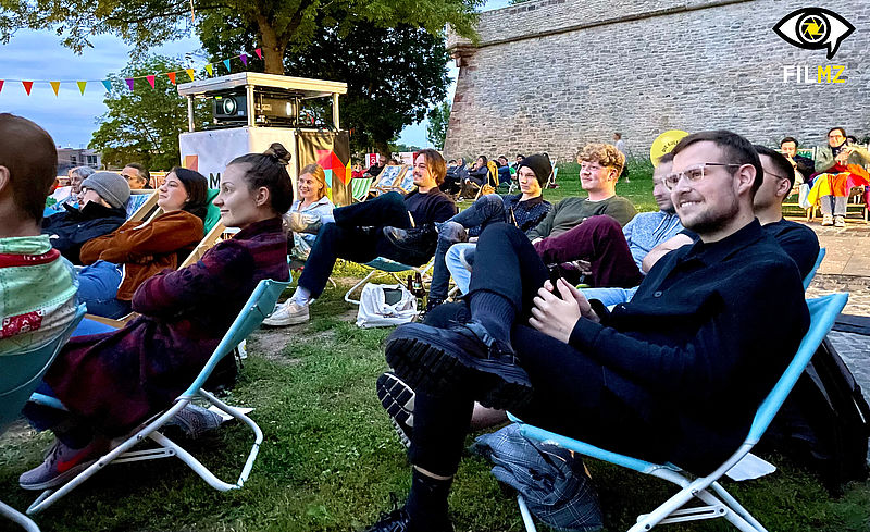 Publikum bei sommerliche Open Air-Filmveranstaltung, die von FILMZ organisiert wurde