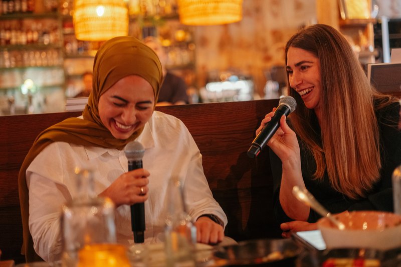 Menschen debattieren miteinander im Restaurant Bar Shuka.