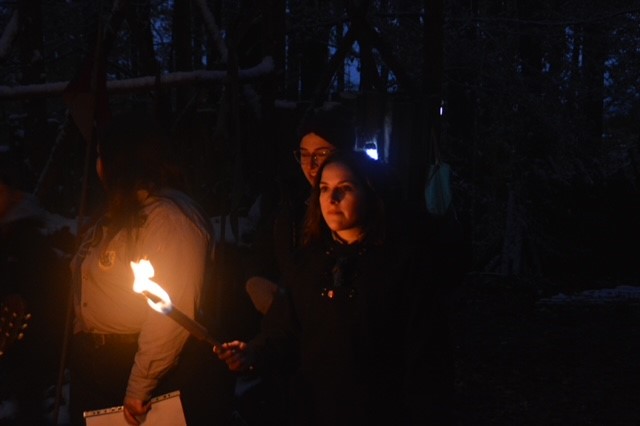 Die Stammesführung der Solmser Pfadfinderschaft  (Ida, Janina und Josephine) bei der jährlich stattfindenden Zeremonie am Lagerplatz in Laubach