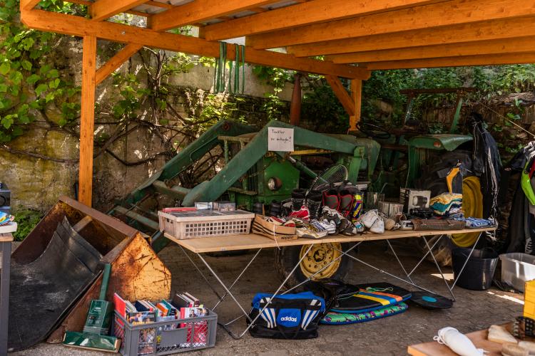 Verkaufsstand vor einem alten Traktor