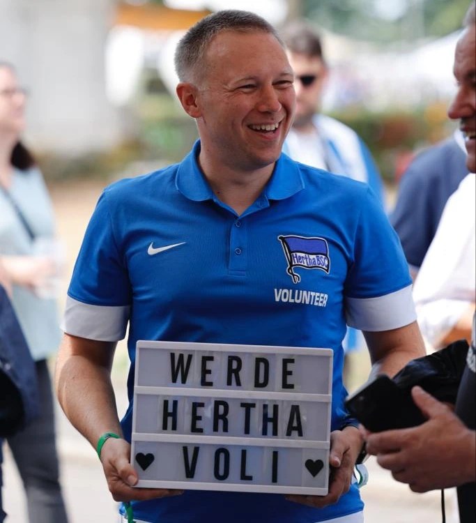 Sascha Dibowski erklärt der Bezirksbürgermeisterin Emine Demirbüken-Wegner das Sportschießen