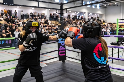 Menschen mit Behinderung trainieren hier gemeinsam mit dem Coach und dem Sportler ohne Behinderung
