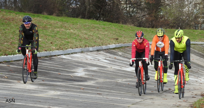 Baggerarbeiten zum Freilegen der Rennbahn
