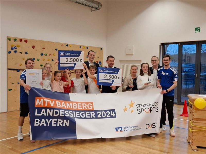 Jugendliche spielen Bubblesoccer