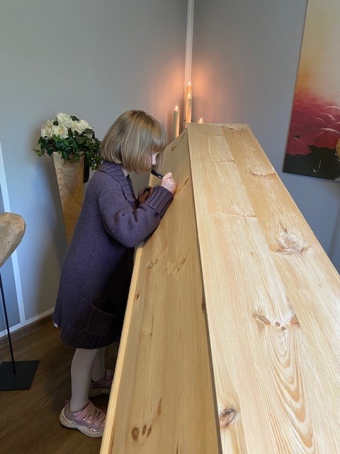 letzter Gruß auf den Sarg geschrieben