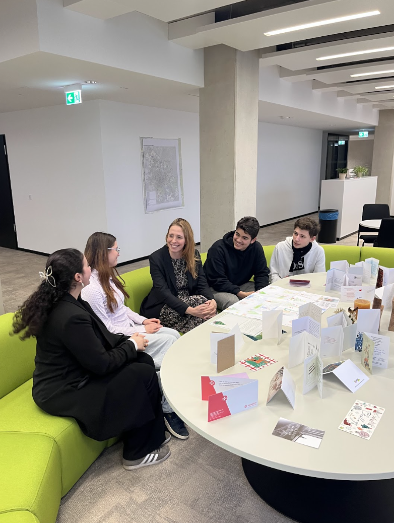 Schülerinnen und Schüler sprechen mit der Verwaltung der Stadt Köln über die Zukunft des Projektes