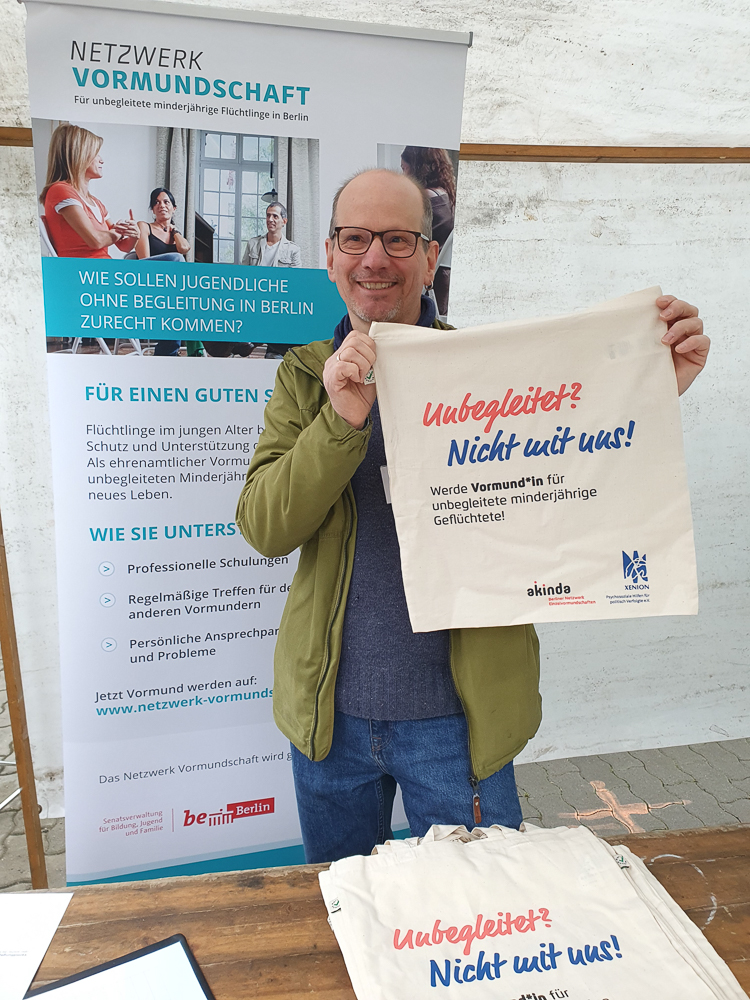 "Unbegleitet?" "Nicht mit uns" Werbung für neue ehrenamtlliche Vormund:innen