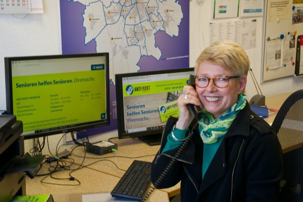 Eine Mitarbeiterin des ehrenamtlichen Bürodienstes koordiniert telefonisch Einsätze und vermittelt passende Helferinnen und Helfer.
