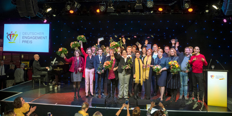 Gruppenfoto: alle Preisträger, Laudatoren und Förderer mit Blumen