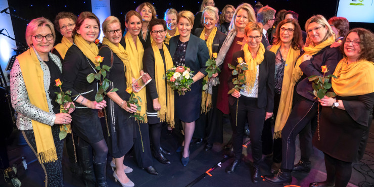 Bundesministerin Franziska Giffey mit Presiträgern in der Kategorie Publikumspreis: Moje Tieden - gegen Altersarmut von Frauen in Ostfriesland