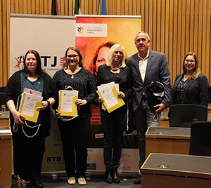 Die Preisträgerinnen und Preisträger des RTJ Übungsleiter des Jahres-Preises gemeinsam mit Artemis Toebs vom Deutschen Engagementpreis