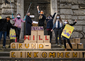 Eine Gruppe von Menschen demonstriert für das Grundeinkommen in Berlin