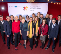 Bundesfamilienministerin Franziska Giffey mit PreisträgerInnen des Deutschen Engagementpreises 2018 sowie weiteren Förderern und LaudatorInnen