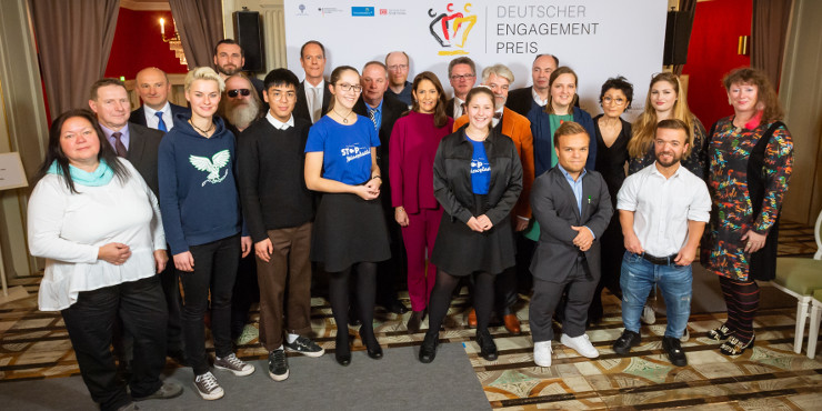 Preisträgerinnen und Preisträger des Deutschen Engagementpreises 2019 mit Förderern und Partnern