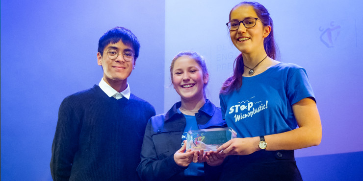 Quang Anh Paasch übergibt den Preis an die Schülerinnen Leonie und Zoe Prillwitz, Mikroplastik - Gefahr aus dem Haushalt?!