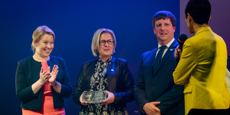 Bundesfamilienministerin Franziska Giffey übergibt den Sonderpreis an die Ostritzer Friedensfestinitiative.