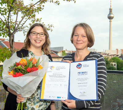 Katharina Kästel-Sasse (Schülerfirma Holunder, rechts im Bild) und Artemis Toebs (Dt. Engagementpreis)