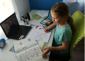 Mädchen lernt an ihrem Schreibtisch